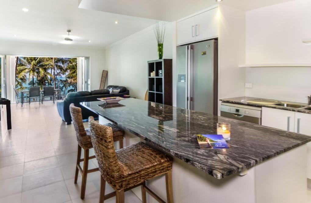 Island Views Beachfront Apartments Palm Cove Luaran gambar